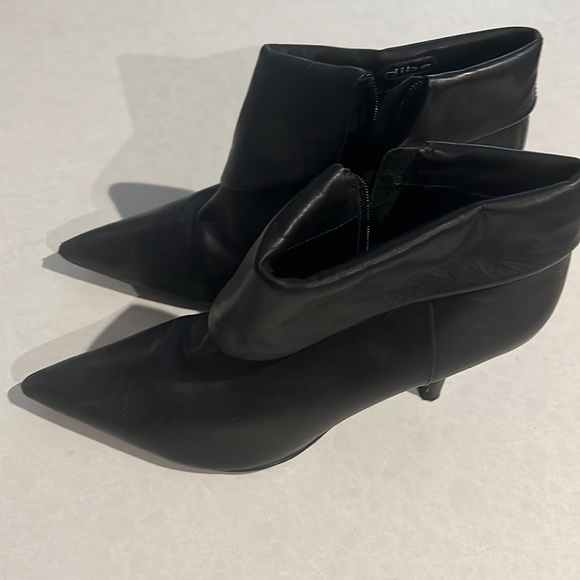 Black heeled short bootie - Picture 4 of 4